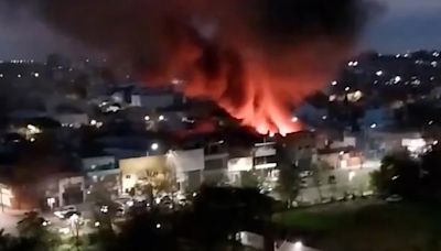 Video: voraz incendio en un salón de eventos de Villa Lugano