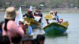 "No a la minería": Activistas navegan lago fronterizo en protesta a mina guatemalteca