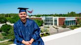 Graduado de Cosumnes River College haya redención y éxito académico en la universidad