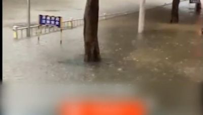 南寧特大暴雨水淹成人胸口 車輛隨水漂