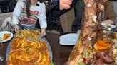 Fue a una parrilla libre en Liniers y pidió milanesa gigante, asado y vacío a la pizza: cuánto gastó