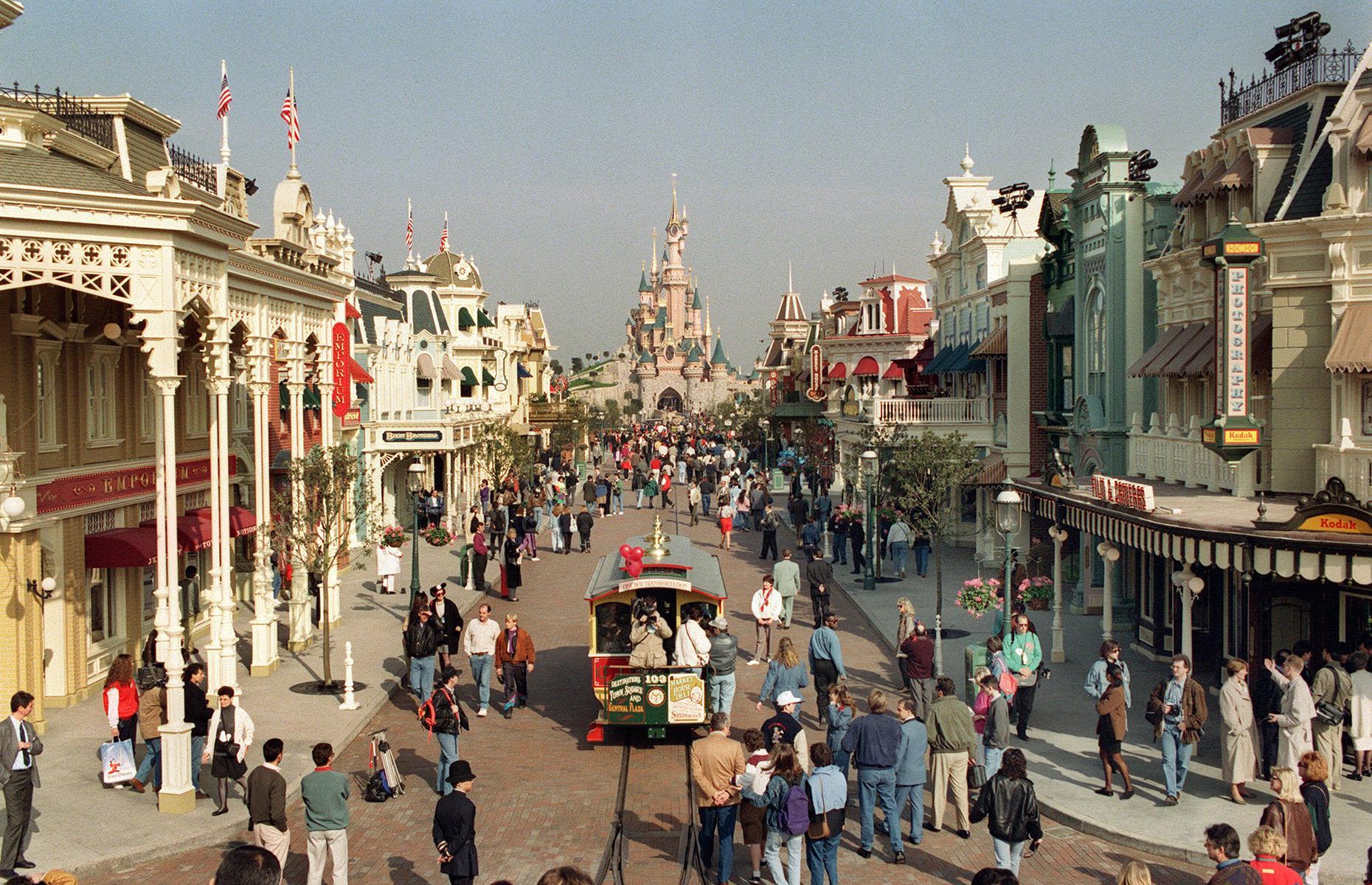 These retro Disney pictures show the theme parks then and now