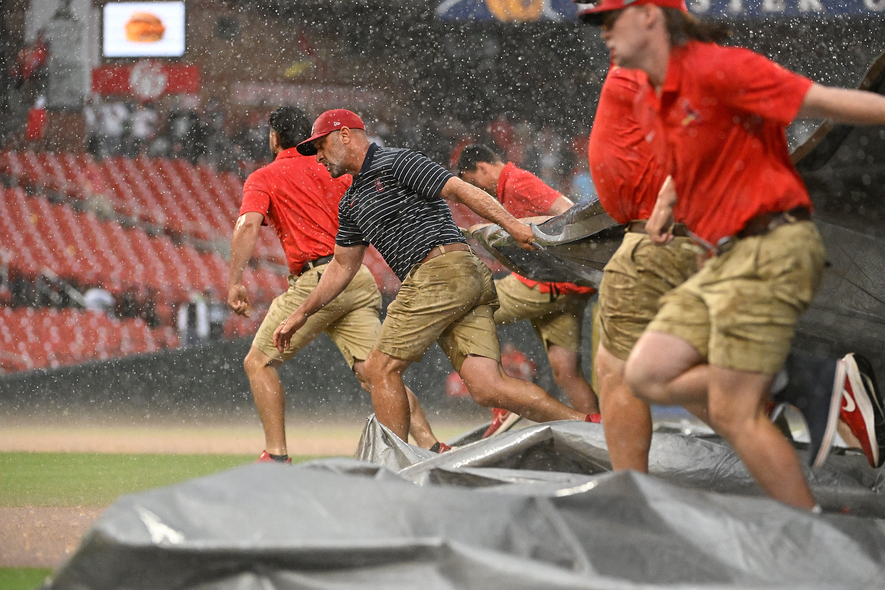 WATCH: White Sox return from rain delay on the cusp of victory