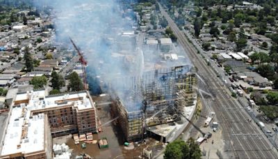 Incendio en edificio de California provocó evacuación de familias: 100 bomberos lucharon contra el fuego - El Diario NY