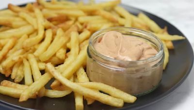 The 2-Ingredient Chip Dip That Is Full Of Zesty BBQ Sauce Flavor