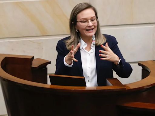 Cielo Rusinque defendió al presidente Petro y dijo que Iván Duque se fue de un desfile del 20 de Julio