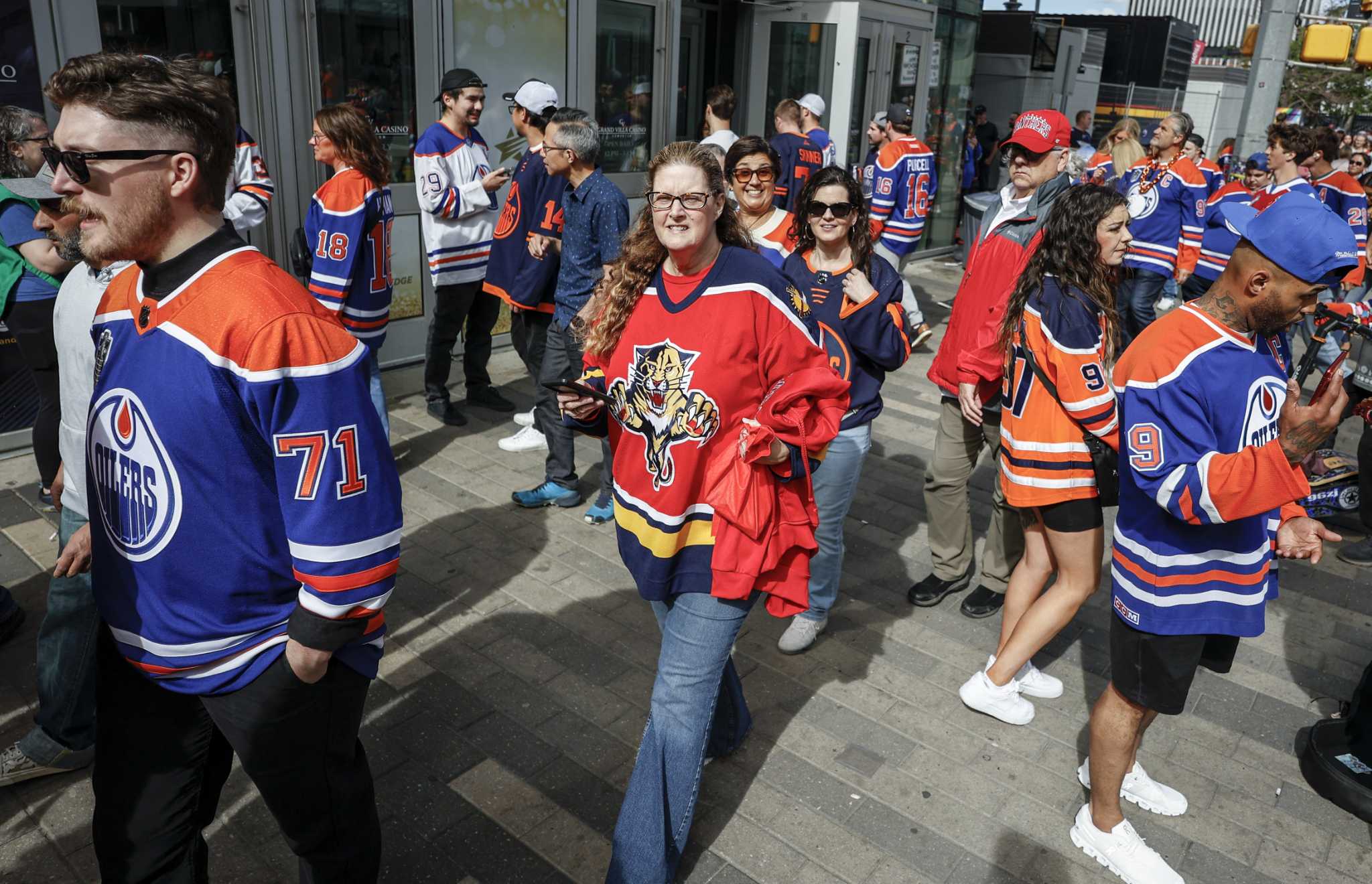 Shania Twain performs, fires up the Edmonton crowd before Game 4 of the Stanley Cup Final