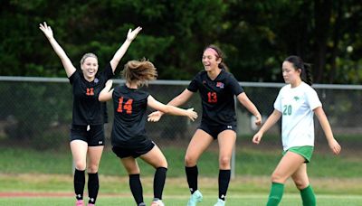 Marvin Ridge soccer is heading to the regionals. Mavericks dominate Myers Park at home