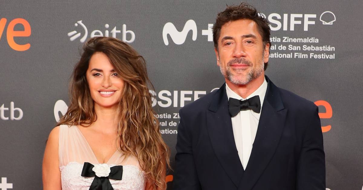 Javier Bardem Gushes Over Wife Penelope Cruz During Award Win