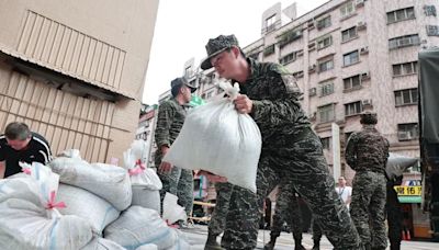 凱米颱風才慘淹 國軍急調沙包援高雄居民