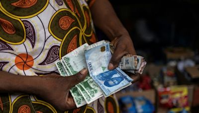 Au Nigeria, la traditionnelle "douche de billets" dans le collimateur des autorités