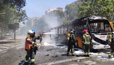 Un autobús urbano se incendia en pleno centro de Barcelona