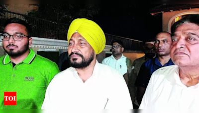 Former Minister Sunder Sham Arora Visited by Punjab Congress Leaders | Chandigarh News - Times of India