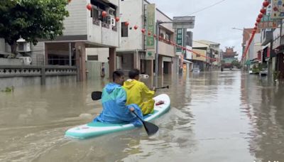 八掌溪洪水慘淹台南鹽水、後壁 居民划槳採買畫面曝光