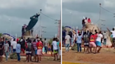 Manifestantes derrubam estátua de Hugo Chávez na Venezuela