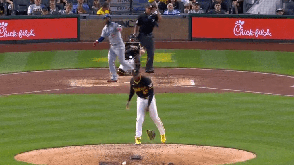 Andrew McCutchen had the best reaction to Aroldis Chapman angrily spiking his glove on an eventual fly out