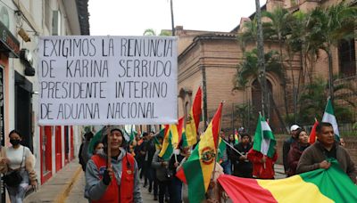 Comerciantes y transportistas marchan y bloquean vías por la falta de dólares en Bolivia