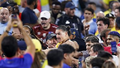 Batalla campal tras la eliminación de Uruguay de la Copa América: los jugadores acabaron enfrentándose a la hinchada de Colombia
