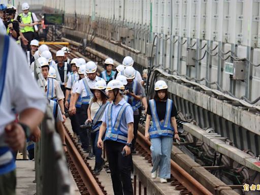 拚年底復駛！新北捷運環狀線跨鋼箱梁頂昇啟動