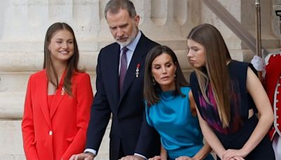 Los reyes Felipe VI y Letizia con sus hijas, en el balcón del Palacio Real: un taburete y una conversación