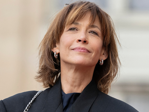 Sophie Marceau plus glamour que jamais en robe dos-nu et bottes dominatrix au défilé Balenciaga