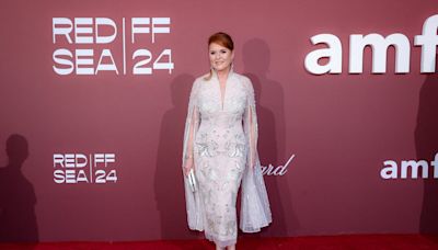 Sarah Ferguson : robe à sequins, frange perlée… Elle resplendit à Cannes avec une marque australienne