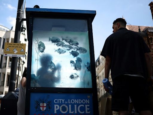 Des piranhas concluent une semaine d'oeuvres animalières de Banksy à Londres