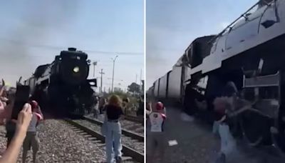 VIDEO: ¡Casi! Mujer se salva de ser arrollada por la locomotora de vapor "La Emperatriz"