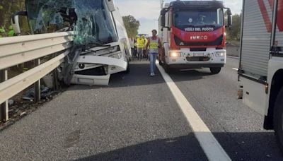 Un muerto y una veintena de heridos tras accidentarse un bus turístico al sur de Florencia (Italia)