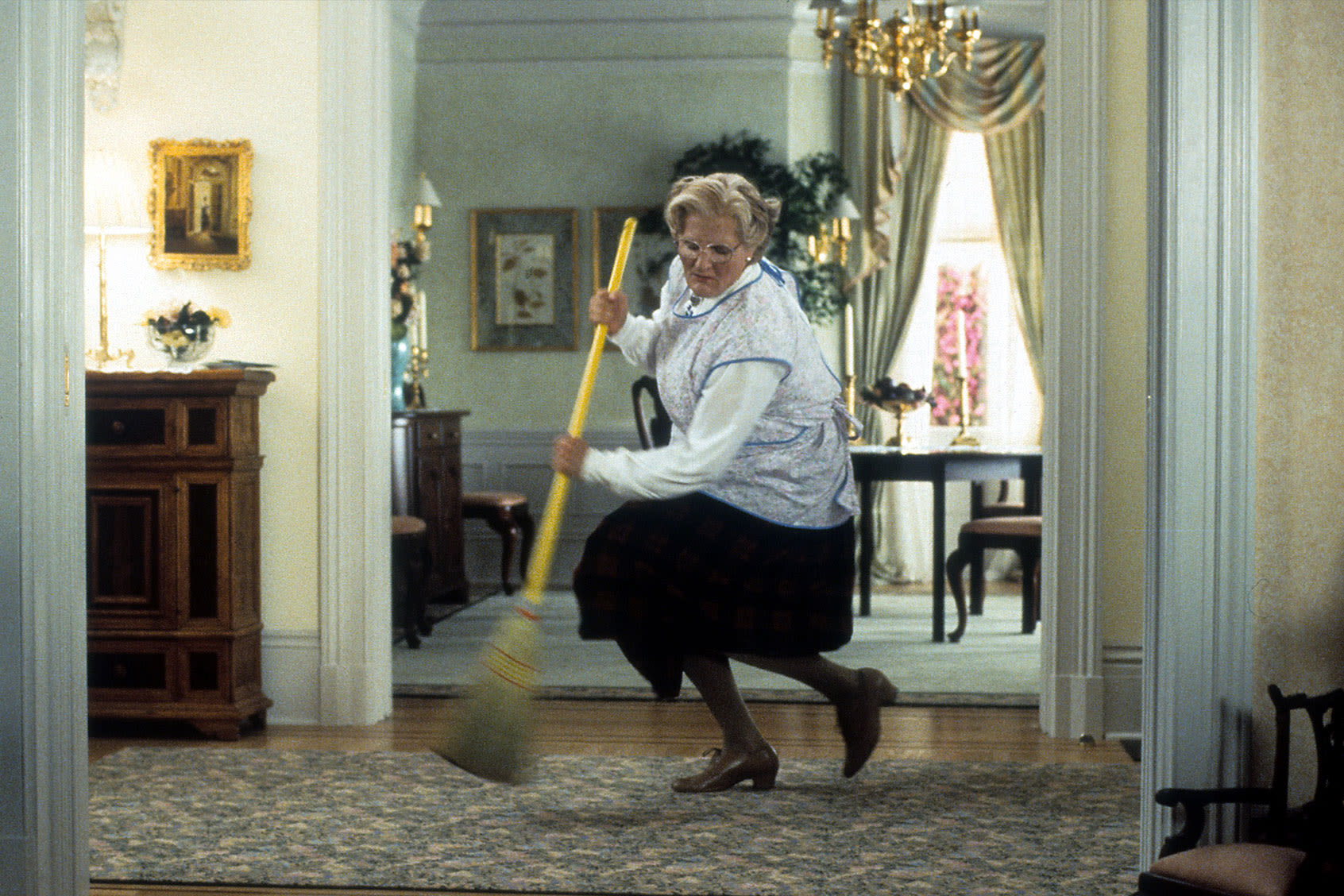 "Mrs. Doubtfire" star says Robin Williams wrote to her high school principal defending her