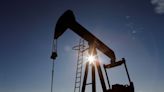 Oil settles $1 up, war risk premium outweighs ample US stocks