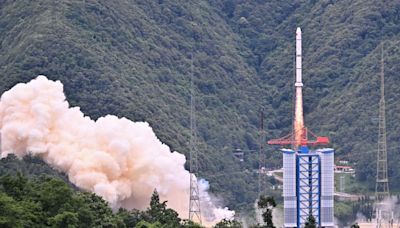 China e França lançam satélite para detectar explosões cósmicas que podem ajudar a entender a história do universo; entenda