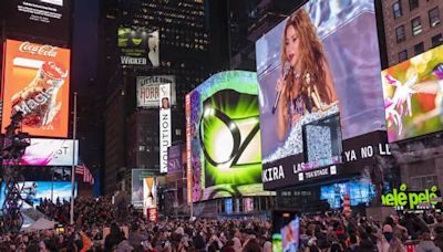 Shakira colapsa Times Square con un concierto sorpresa frente a 40.000 personas: "El pasado es solo un cero a la izquierda"