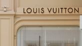 巴黎街頭出現巨大 Louis Vuitton 旅行箱！Monogram 圖騰下會是什麼？