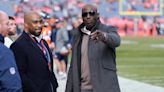 United Airlines apologizes for treatment of Hall of Fame running back Terrell Davis