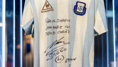 Se expone en Nueva York la camiseta de Maradona del Mundial de 1986 que saldrá a subasta