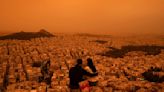 Atenas se tiñe de naranja y Helsinki de blanco: el tiempo sorprende en Europa