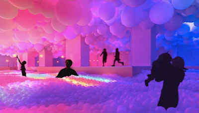 'Pop air', la exposición de arte inflable que abre en Barcelona: una piscina de bolas o un columpio entre las nubes