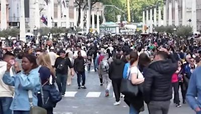 Miles de turistas esperan para acceder a la basílica de San Pedro en Ciudad del Vaticano