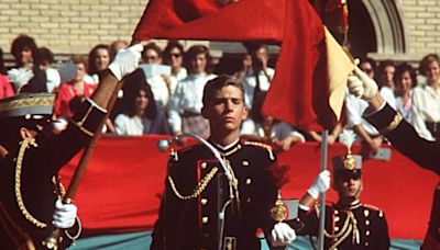 Así fue la jura de bandera de Felipe VI en Zaragoza hace 39 años: en solitario, ante toda su familia y más fría que la de Leonor