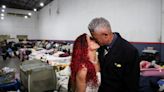 Casamento coletivo em abrigo traz alegria a casais que foram vítimas da enchente | GZH