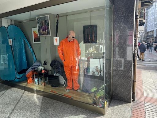 El artista Enrique Tenreiro, que en 2018 pintó en la tumba de Franco, se encierra en un escaparate de A Coruña: “Como un preso”