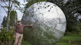 Escultor bajará la luna y atará el sol en una plaza de los Andes de Ecuador