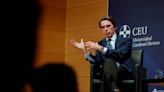 Aznar acusa a Sánchez de ser un "farsante" y haberse convertido "en una especie de caudillo populista"