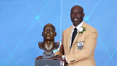Terrell Davis says he was unjustly removed from flight