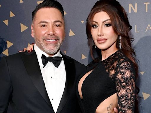 Óscar de la Hoya y su pareja Holly Sonders donan un gran cheque a favor de la educación