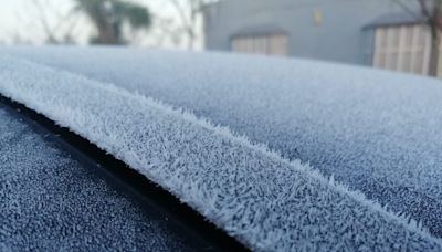 ¿Qué hacer y qué no para quitar el hielo del auto?: Trucos para descongelar el parabrisas de forma segura