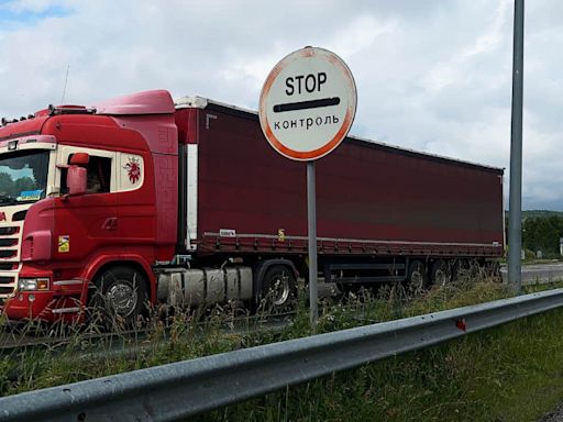 Poles block lorry traffic through Rava-Ruska checkpoint