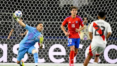 El incombustible Claudio Bravo: el más longevo en los 108 años de historia de la Copa América - La Tercera