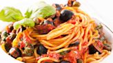 Salsa Puttanesca, una de las salsas italianas más populares (con sabores intensos)